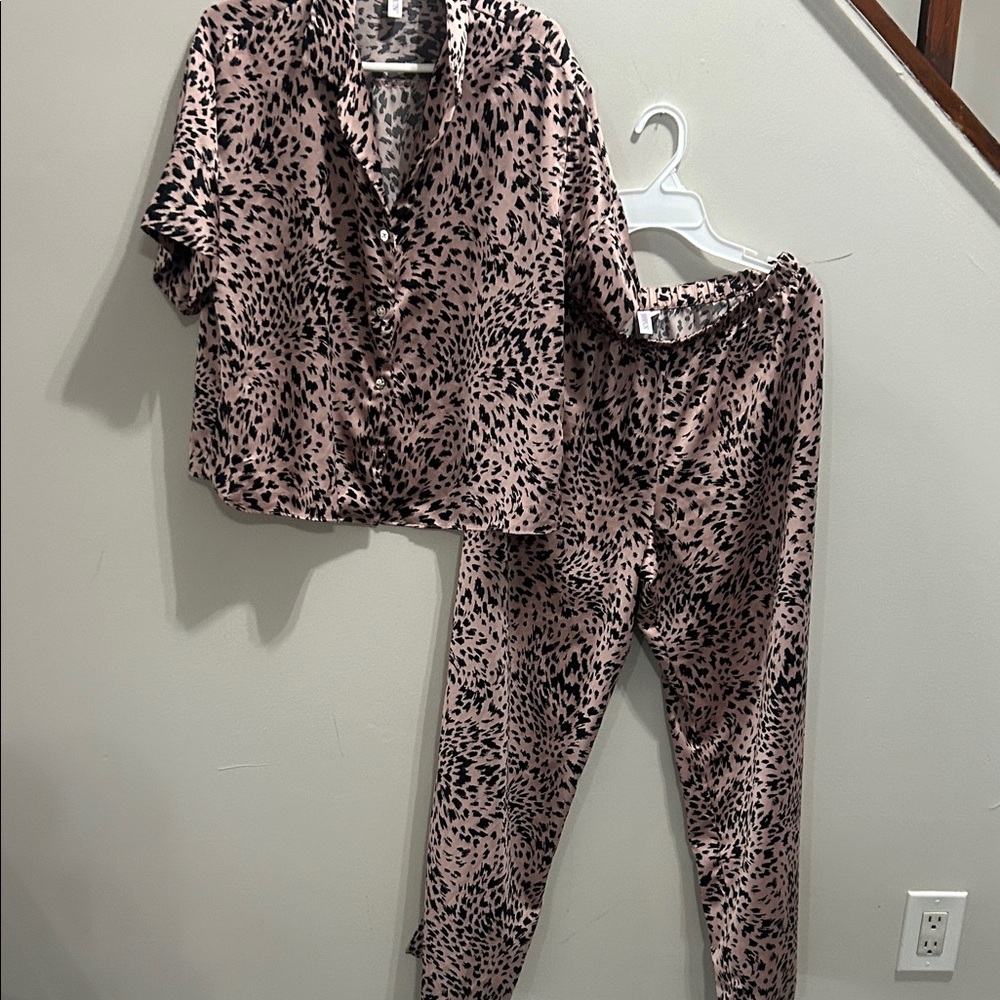 Stylish Women's Leopard Print Silk Pajama Set - Black and Pink